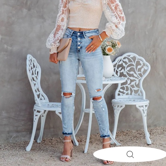 LUCKY LADY SMOCKED LACE SLEEVE CROP BLOUSE - Picture 5 of 5